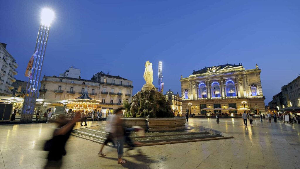 3-Place-de-la-Comedie-Montpellier-de-nuit_format_1920x1080 Place de la comédie à Montpellier